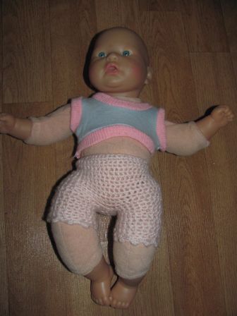 gebreid kort broekje met hemdje 36 cm