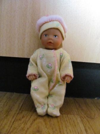 geel boxpakje met mutsje 11 cm