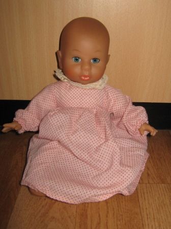 oud-roze jurkje met stipjes 27 cm