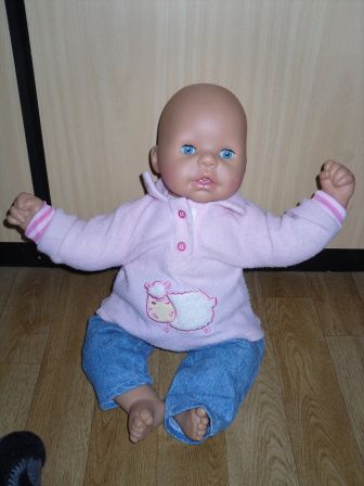 spijkerbroek met roze trui 48 cm