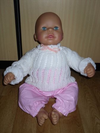 roze broek met witte trui 48 cm