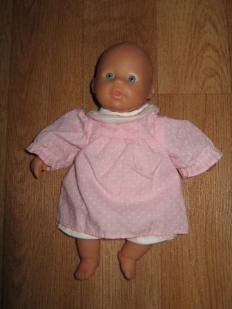 roze jurkje met stipjes en wit broekje 20 cm