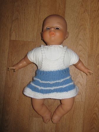 gehaakt blauw/wit jurkje 27 cm