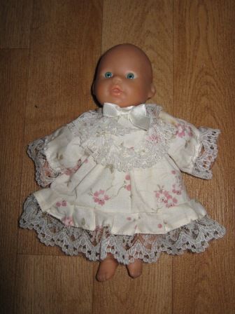 deftig creme jurkje met kant 20 cm