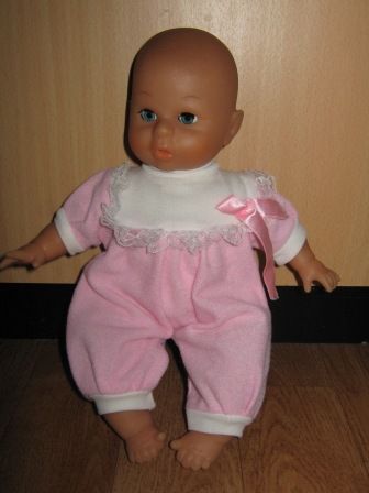 roze boxpakje met wit kraagje 27 cm