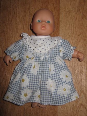 blauw/ruit jurkje met bloemen 20 cm