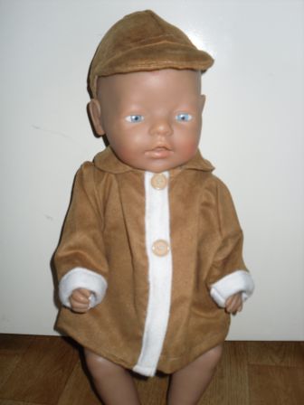 bruine jas met pet, 43 cm, nieuw!