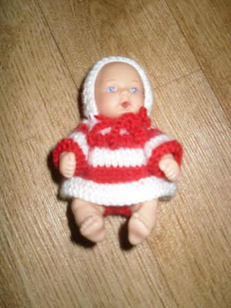 rood/wit gehaakt jurkje, mutsje en onderbroekje, 11 cm