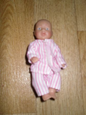 zieke mini baby born 11 cm, met pyjama