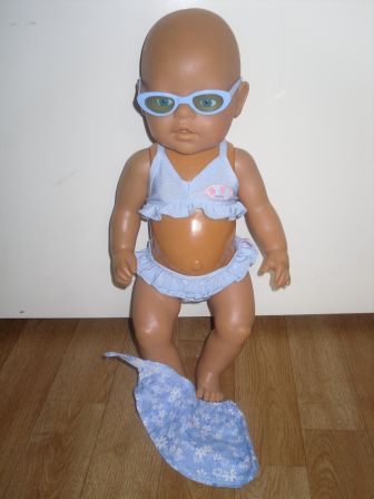 blauwe bikini met zonnebril 43 cm
